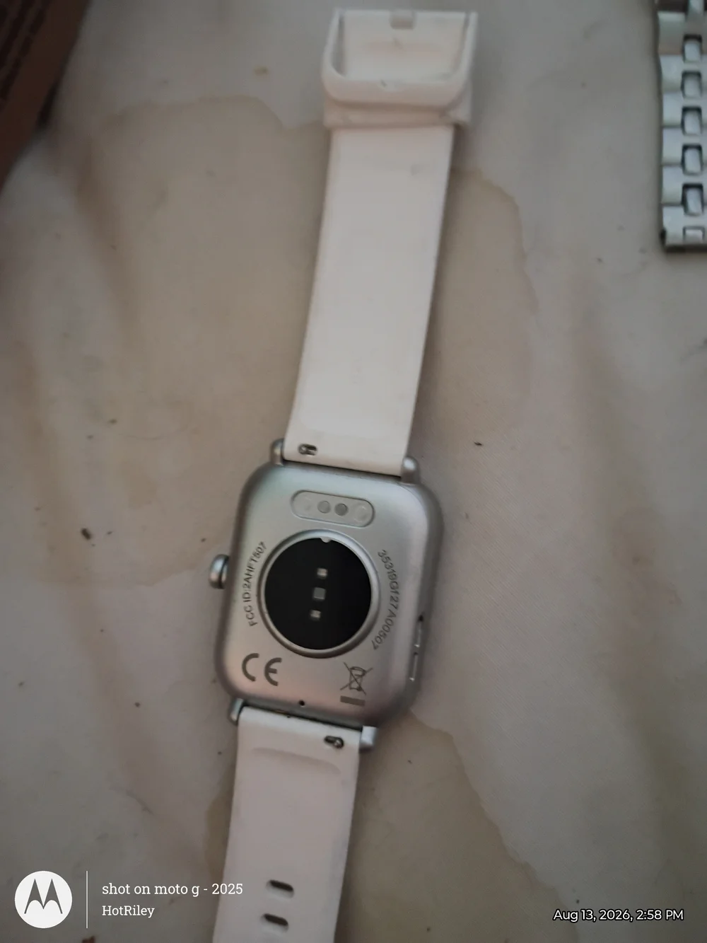 White Smartwatch with Silicone Band - Touchscreen Fitness Wearable